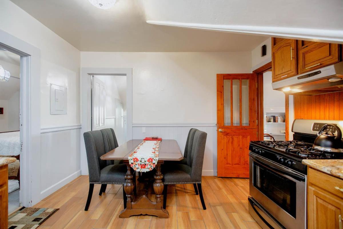 Alameda 3Br Unique Victorian Penthouse With Deck And Outdoor Furniture, Ac, 3 Blocks To Beach & Shopping Center & 2 Free Parking Spaces Buitenkant foto